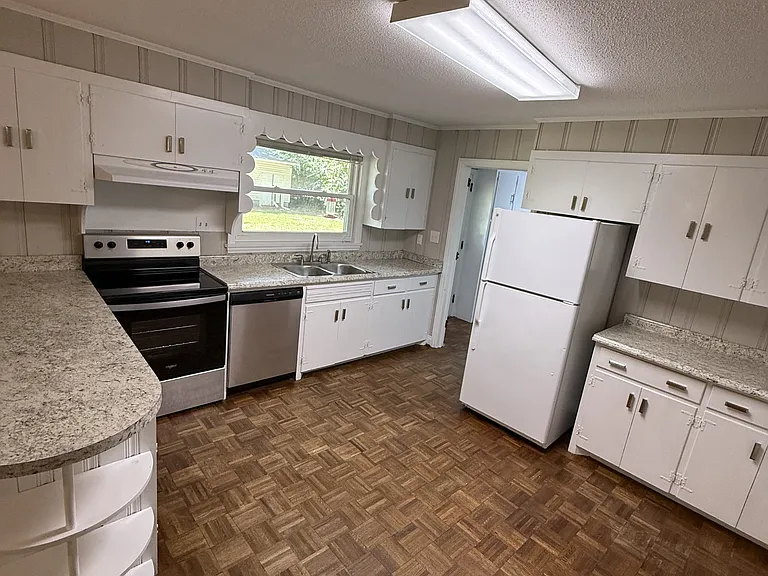 88 Hartwell Cir — Photo 3