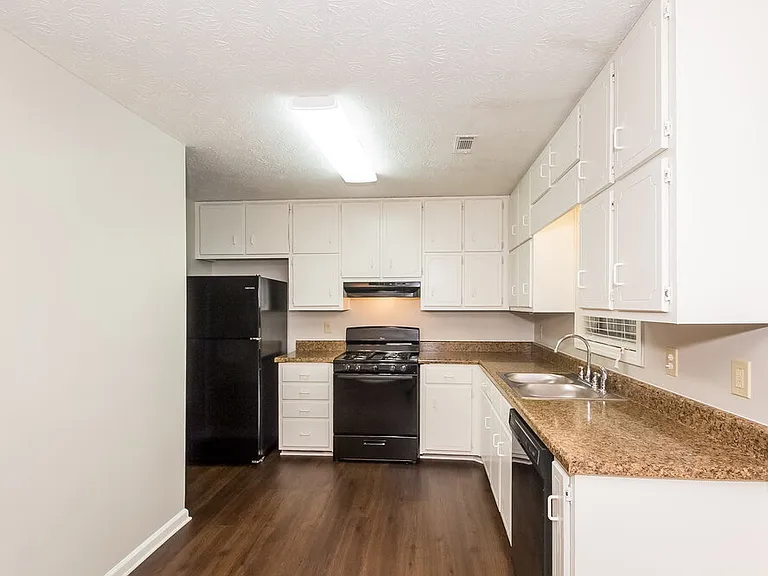 470 Rosehill Dr — Photo 6