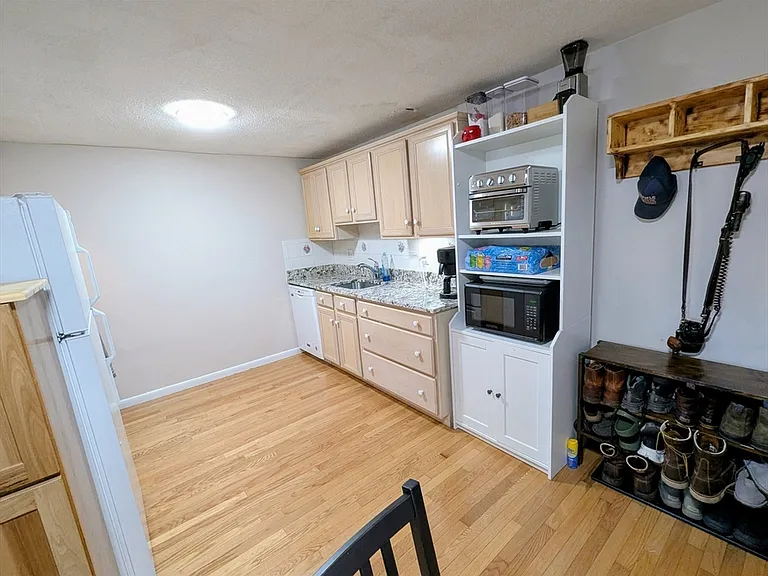 89 Pleasant St #C1 — Photo 4