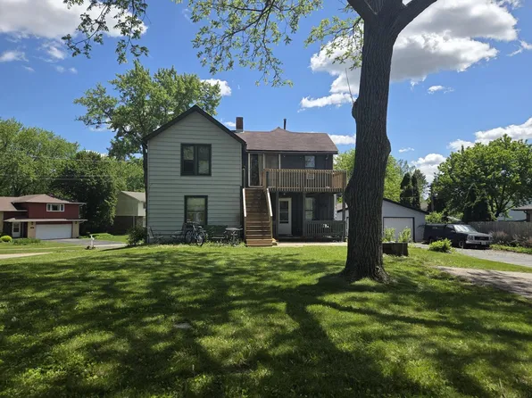 945 & 947 W South St, Woodstock, IL 60098