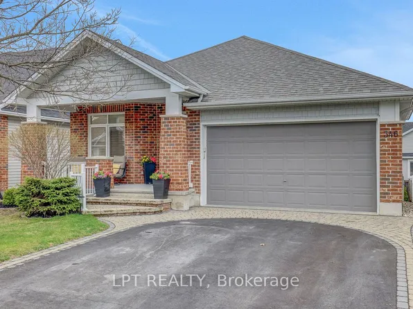 346 Jackson Stitt Cir, Ottawa, ON K2S 0C4