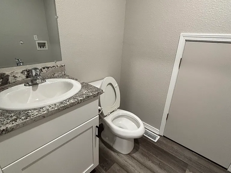 810 SE 9th St #810 — Photo 8