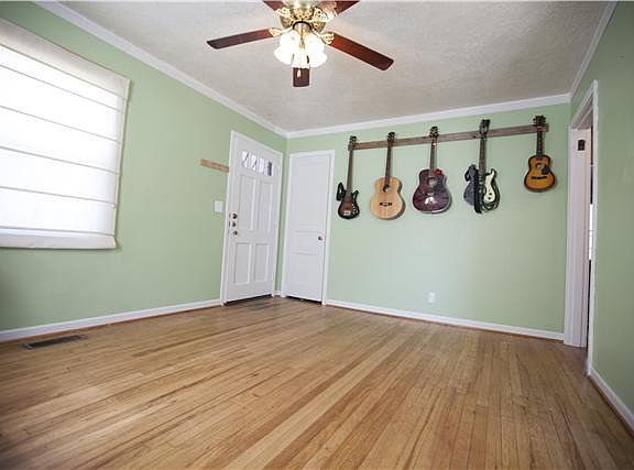 4th image of 1004 Aladdin Dr