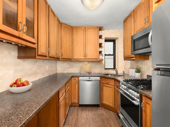 250 West 16th Street 1F image 3 of 6