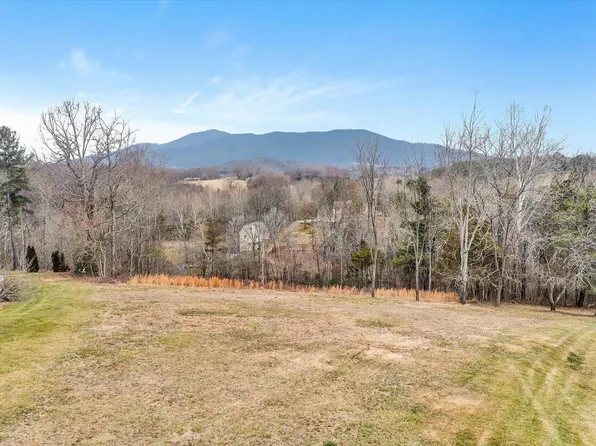 17 Hay Field Dr, Boones Mill, VA 24065