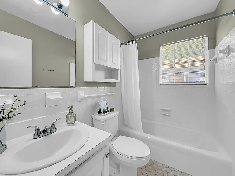 Chateau Orleans Apartments — Photo 53