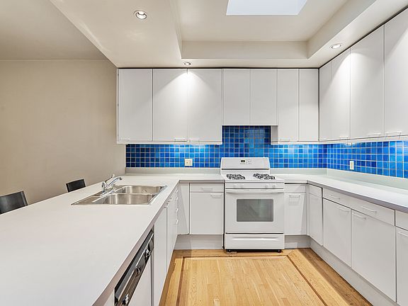 2nd image of 2131 Fillmore St #A