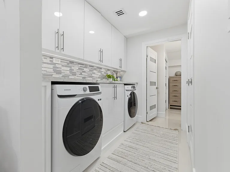 2210 NE 3rd Ave — Photo 29
