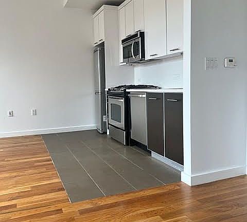 4th image of 123 Parkside Ave #3B