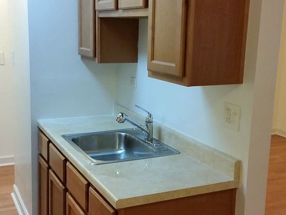 5th image of 5633 N Winthrop Ave APT 305