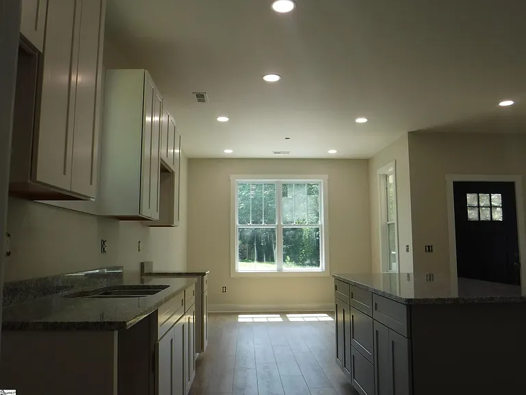 504 Greenlea St — Photo 3