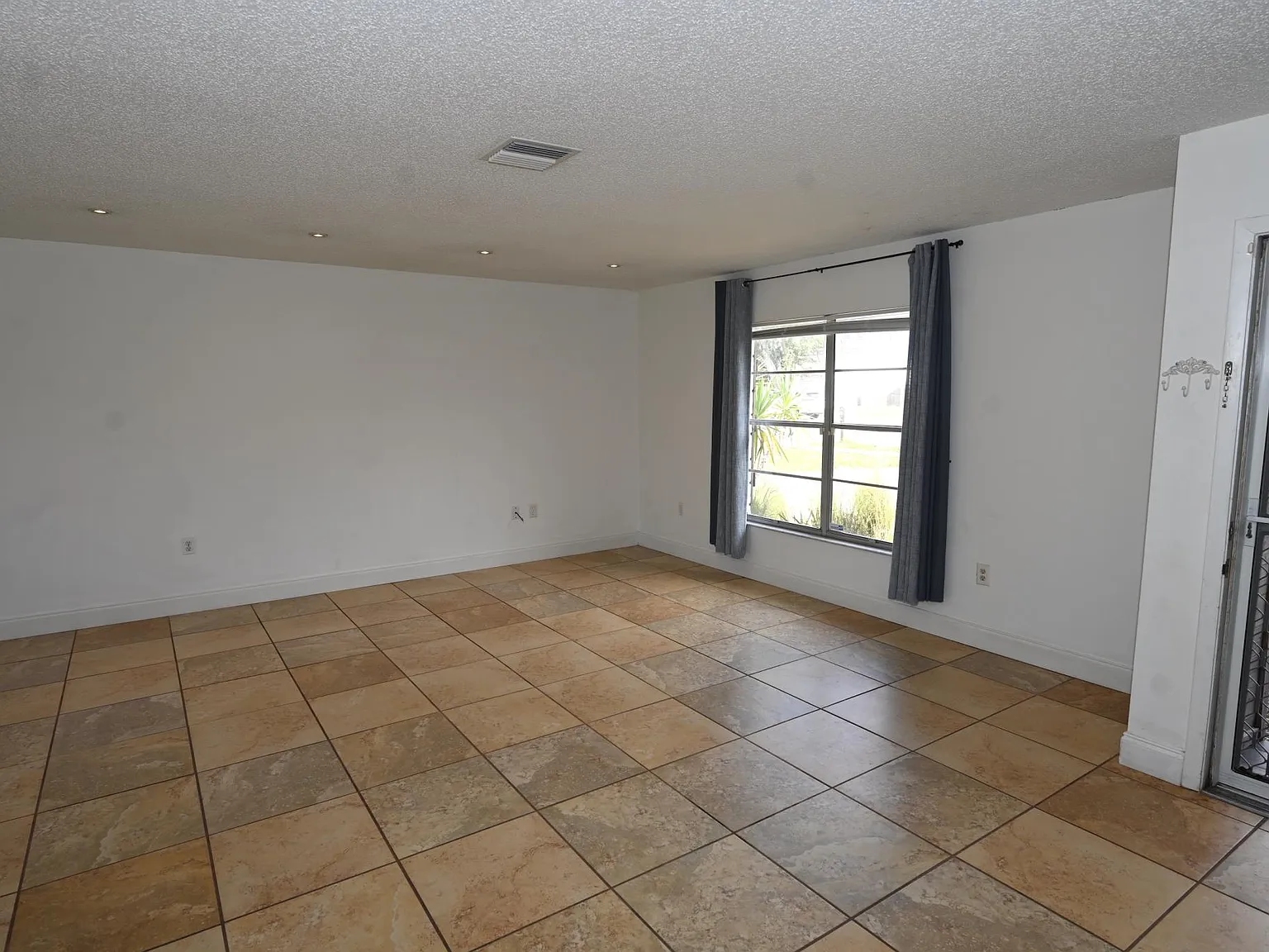 2 bed, 1297 sqft, $2,150 — Photo 3