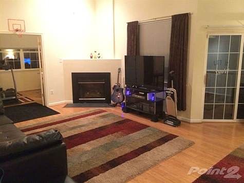 3 Living Room - Gas Fireplace