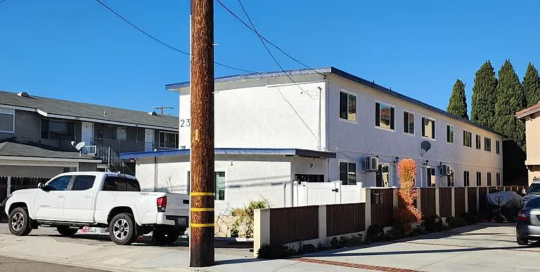 2313 Vanderbilt Ln #D — Photo 1