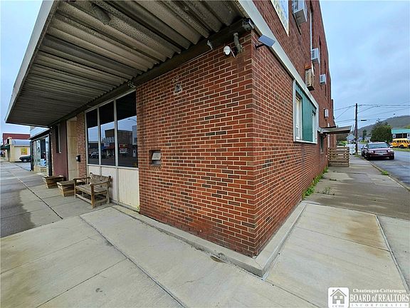 3rd image of 168 Main St