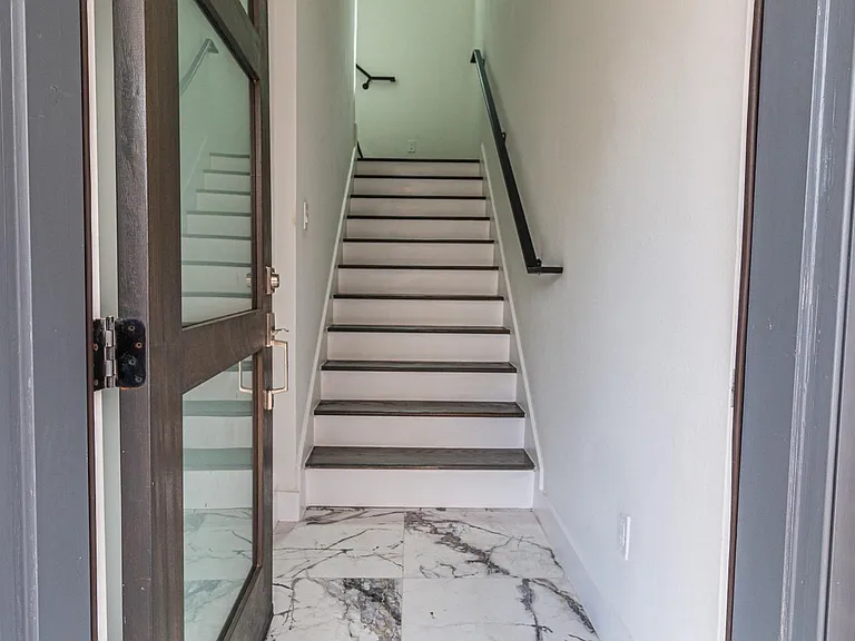 4210 Roseland Ave #104 — Photo 3