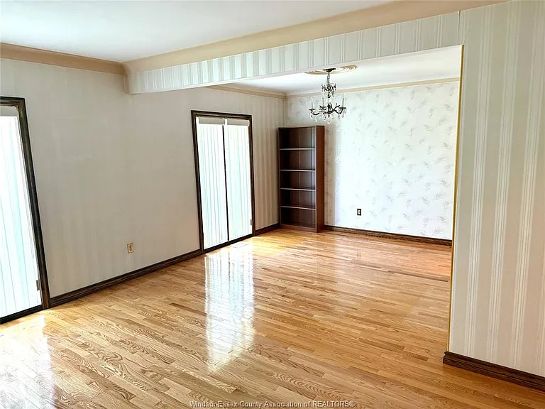 377 Fairway Cres — Photo 9
