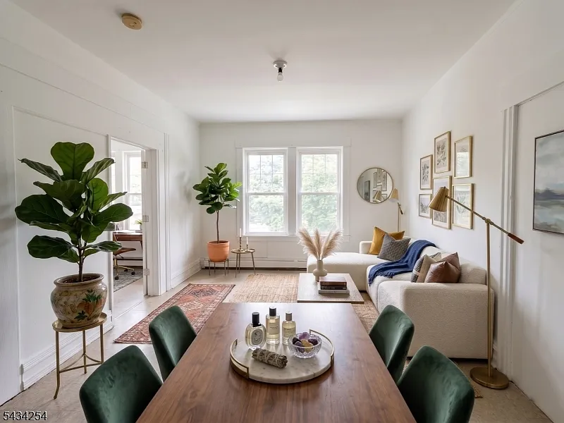 3 bed, 1.0 bath, 1100 sqft, $2,100 — Photo 3