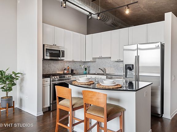 4th image of 900 N Kingsbury St APT 820
