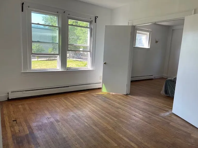117-119 Hallock Ave #1R — Photo 4