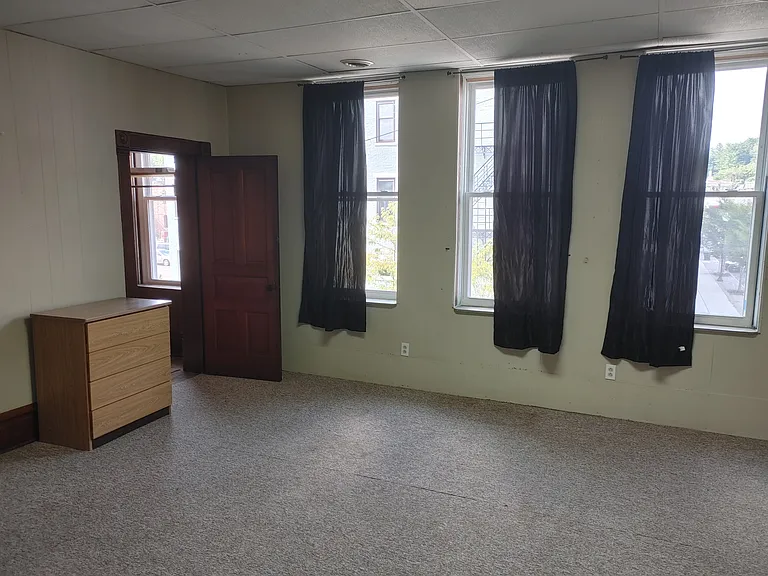 27 1/2 W Columbus St #A — Photo 4