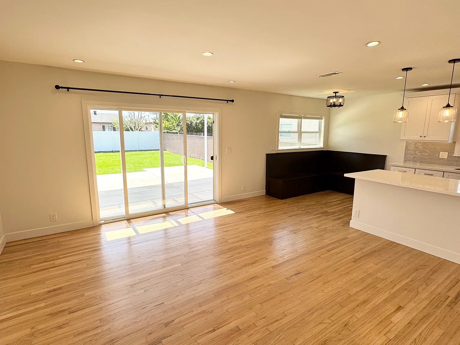 4 bed, 1215 sqft, $4,400 — Photo 2