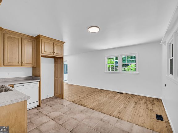5th image of 295 Vista Dr