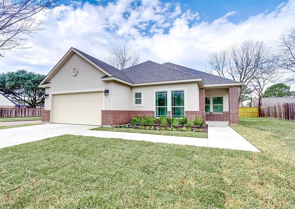 1st image of 1226 New Tree Ln