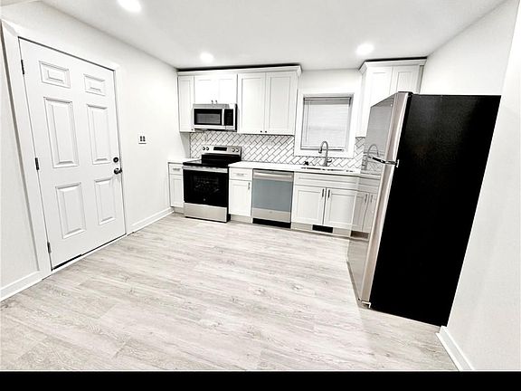 5th image of 2647 E 6th St #5
