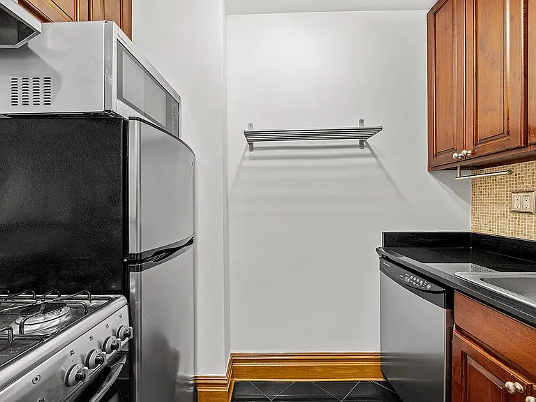 150 W 58th St #4A — Photo 7