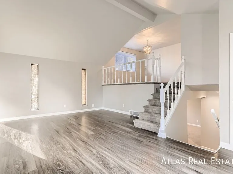 364 S Peoria Cir — Photo 2