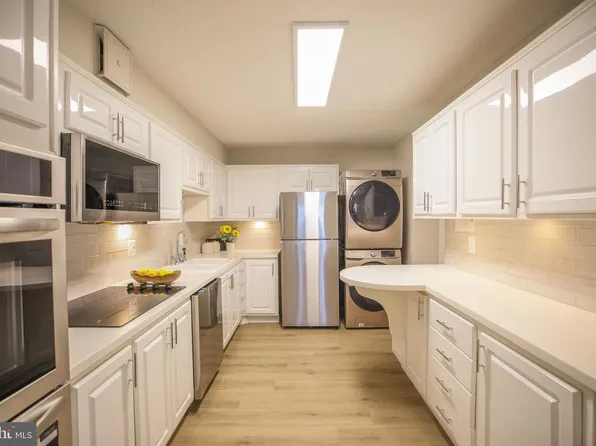 5902 Mount Eagle Dr APT 805, Alexandria, VA 22303