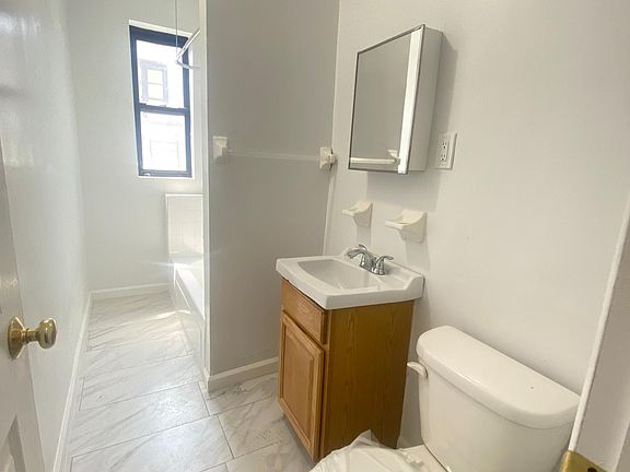 3rd image of 1292 Washington Ave APT 26
