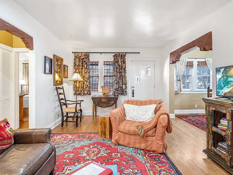 614 E Palace Ave — Photo 16