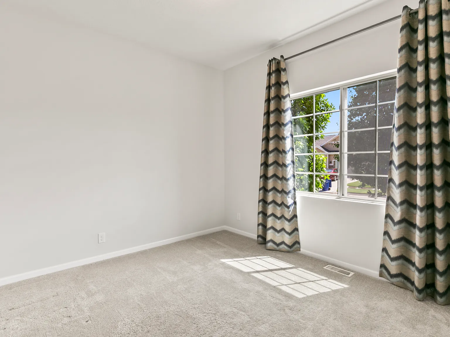 4 bed, 2213 sqft, $2,950 — Photo 3