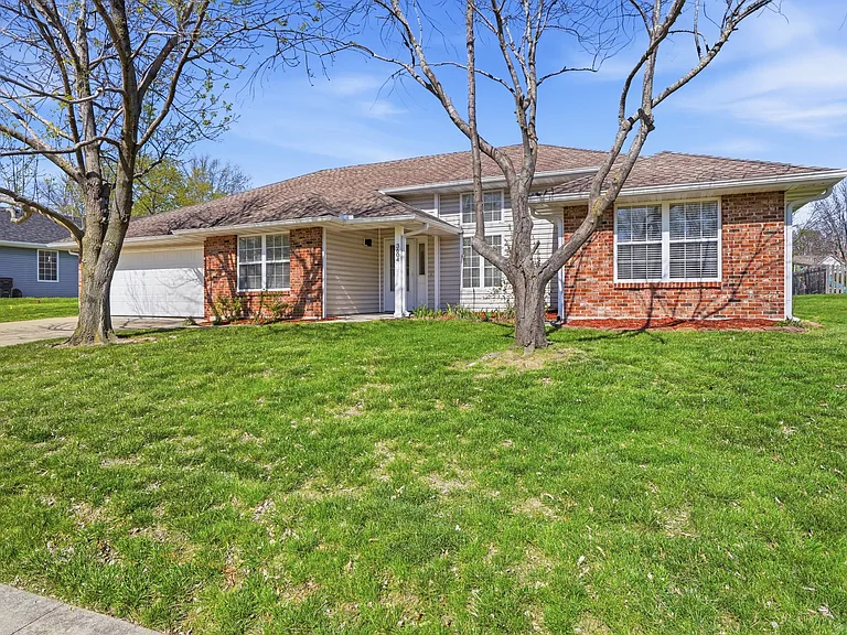3604 Chatham Dr — Photo 2