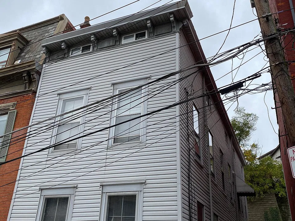 33 W Hollister St