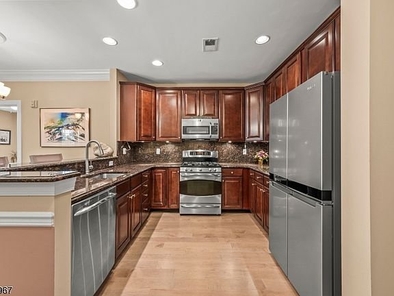 5th image of 463 Victoria Drive