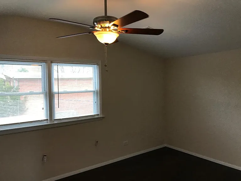 1731 N Linden Ave — Photo 5