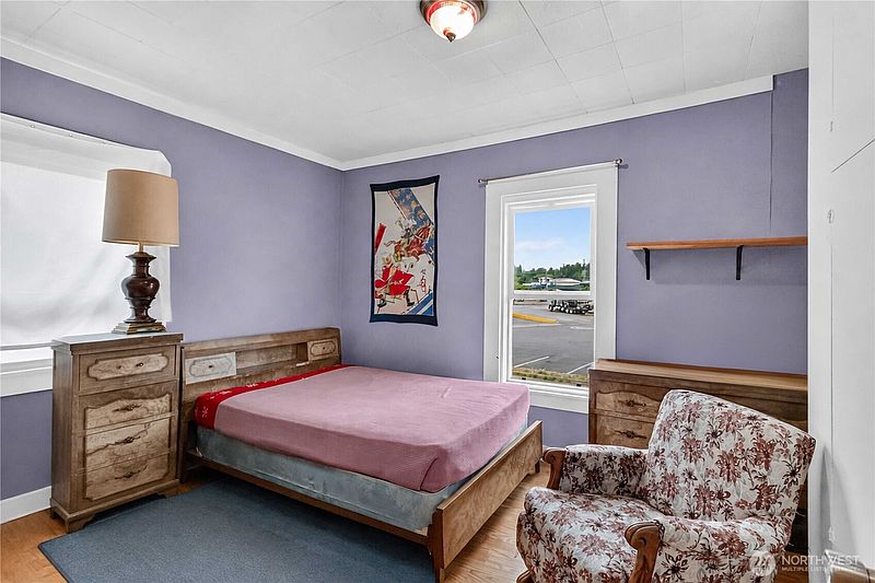 5th image of 131 E Mommsen Street