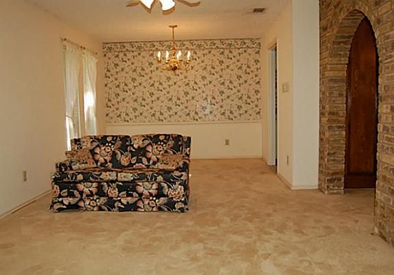 4th image of 3033 Creekbend Dr