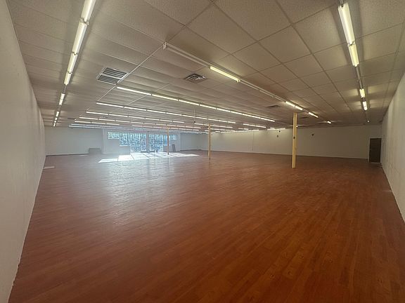 4th image of 820 N Main St