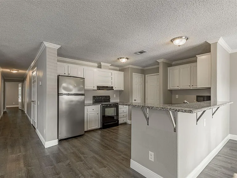 164 Varsity Dr — Photo 10
