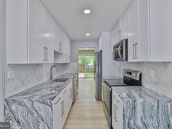 4th image of 18 Cornerwood Ct
