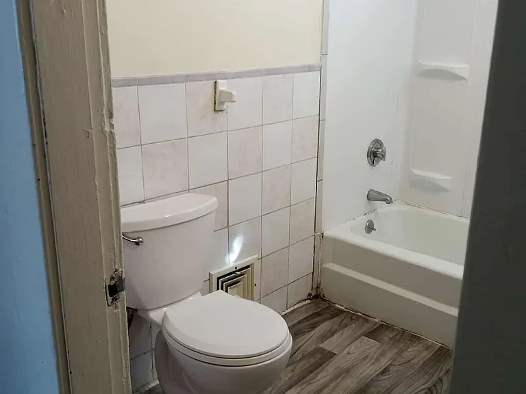 17-19 Windsor St #2 — Photo 3