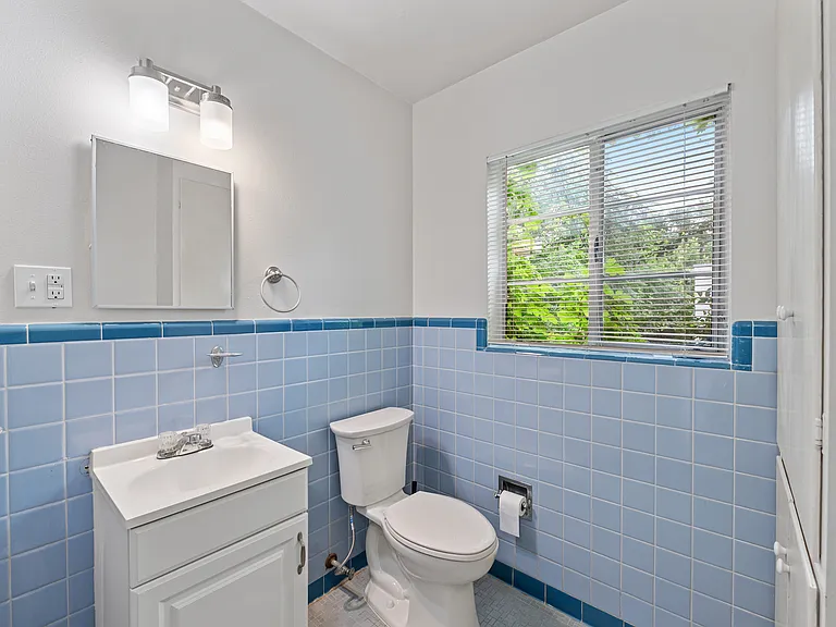 417 W Gramercy Pl #2 — Photo 9