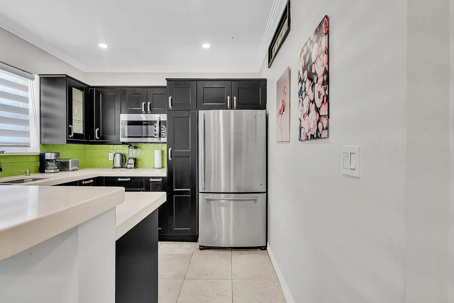 2 bed, 1.0 bath, 990 sqft, $4,464 — Photo 3