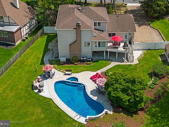 4th image of 11 N Woodleigh Dr