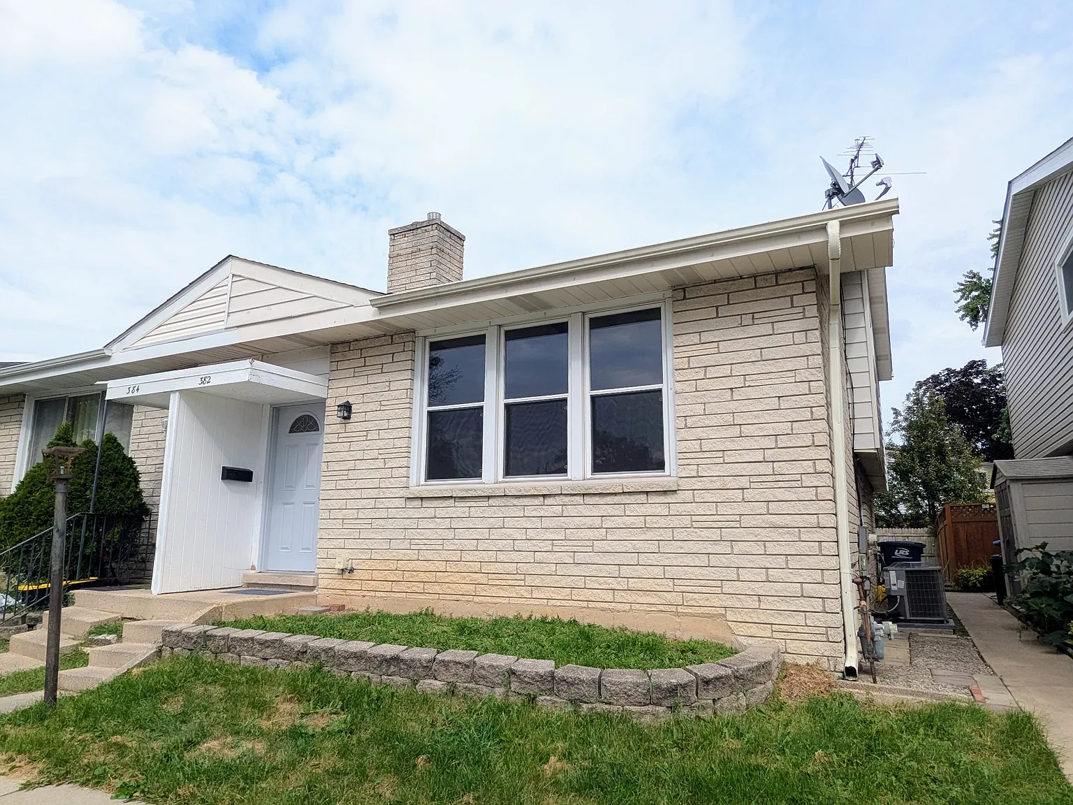 3 bed, 1.5 bath, 1550 sqft, $2,500 — Photo 1