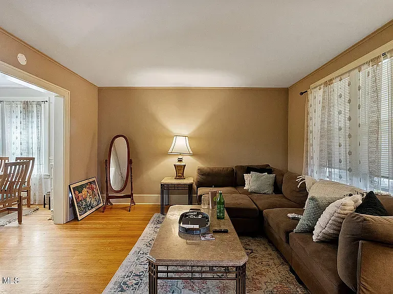 3 bed, 1200 sqft, $1,900 — Photo 3